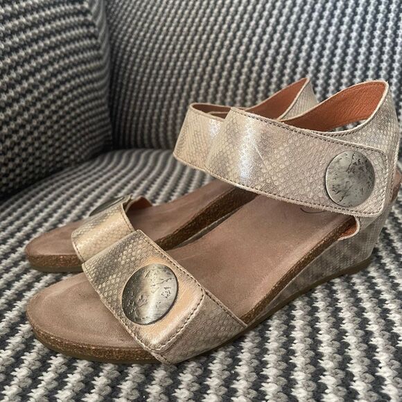 Taos carousel 2 gold sandal wedge heel women’s shoe size 9-9.5 - Picture 3 of 10